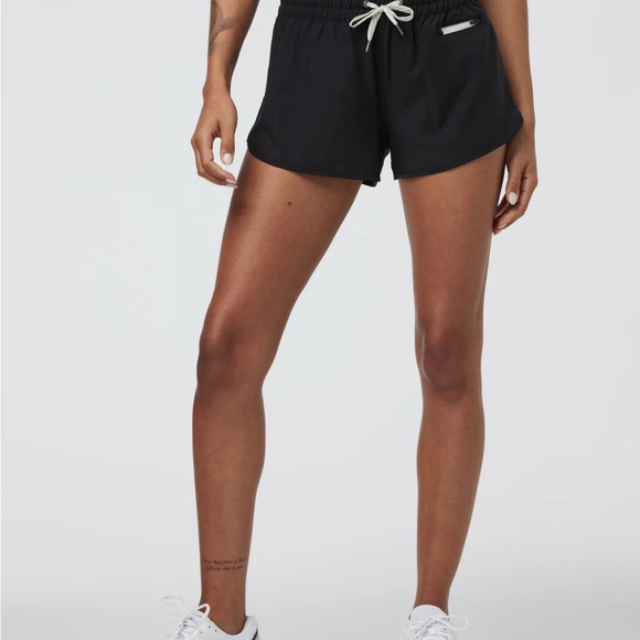 Vuori Clementine 2.0 shorts 2.5” - Picture 5 of 5